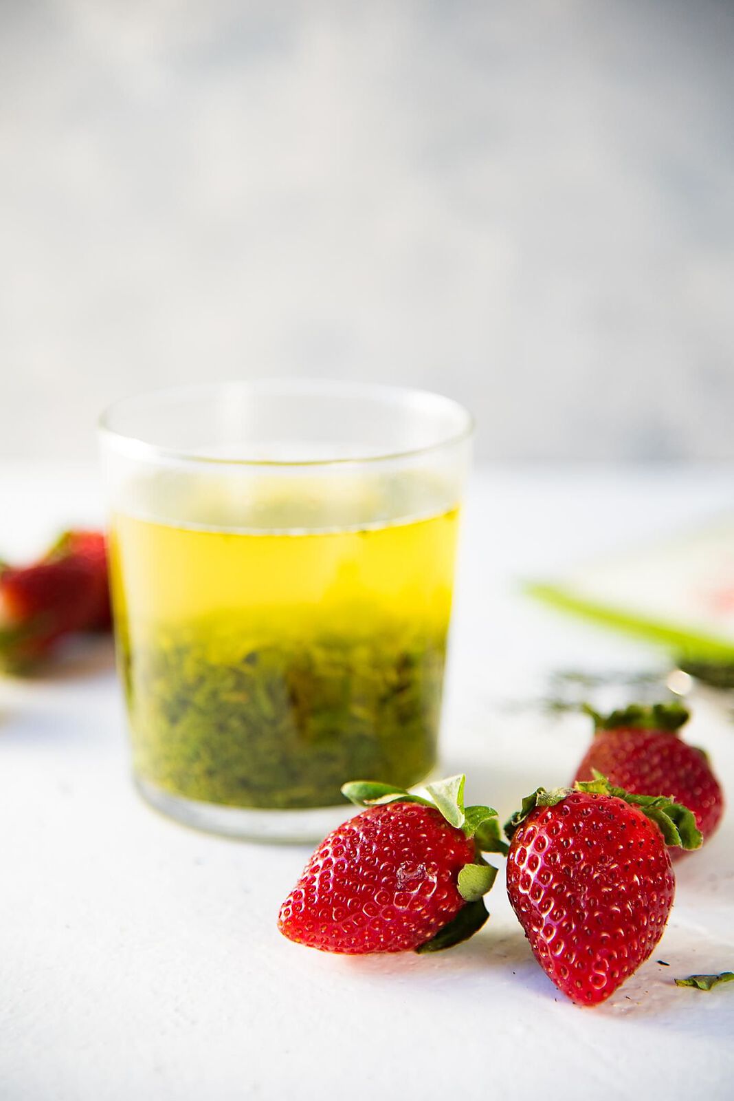Green Tea Almond Strawberry Smoothie - a creamy almond and strawberry smoothie with Sencha tea (Green tea), that will keep you energized and full through to lunch!