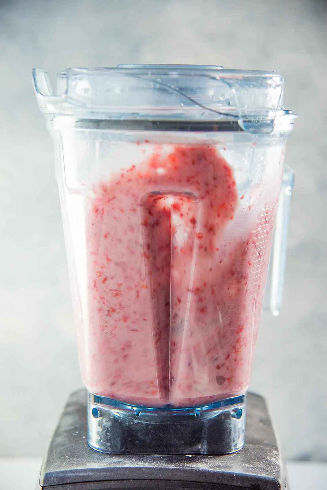 Green Tea Almond Strawberry Smoothie - a creamy almond and strawberry smoothie with Sencha tea (Green tea), that will keep you energized and full through to lunch!