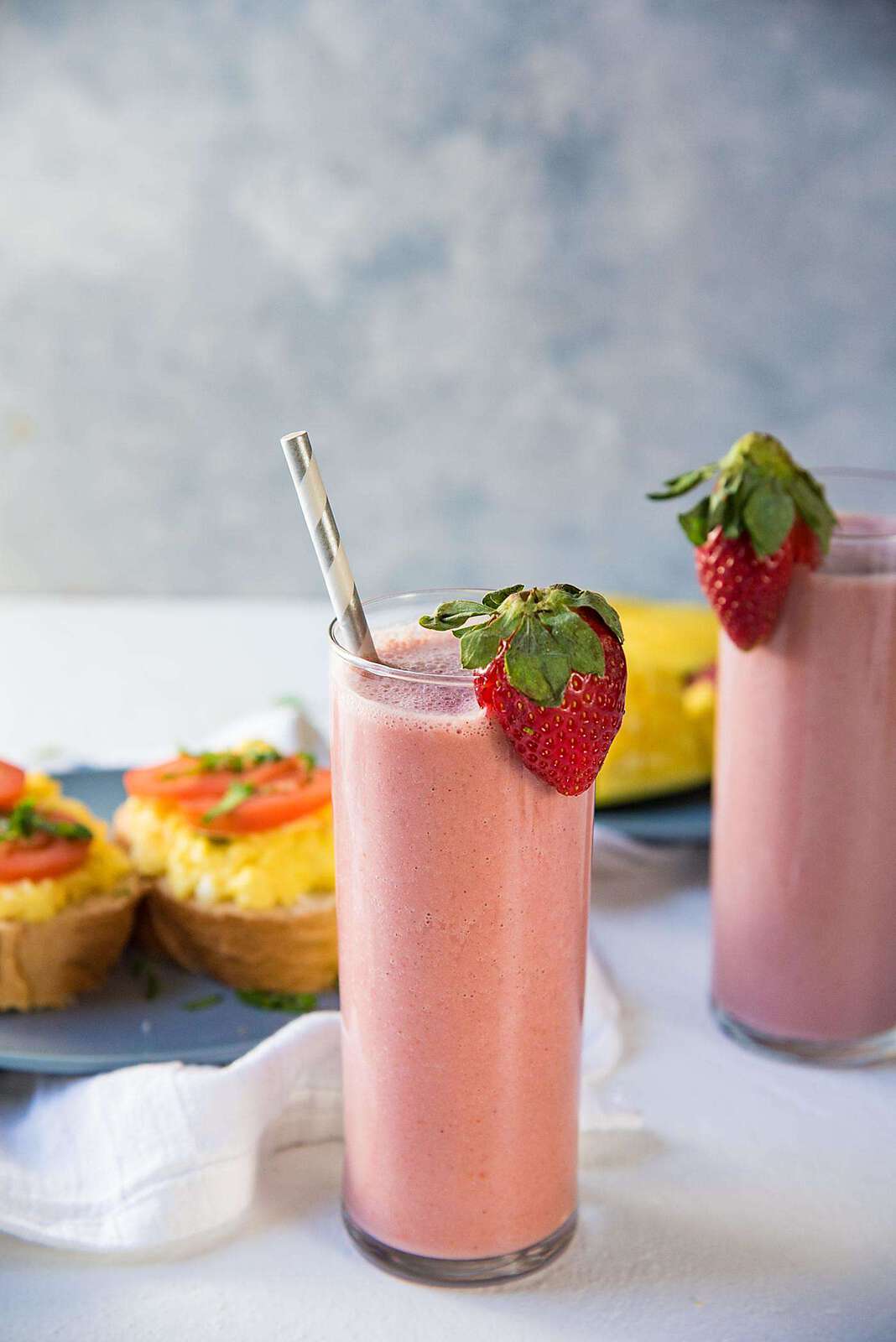 Green Tea Almond Strawberry Smoothie - a creamy almond and strawberry smoothie with Sencha tea (Green tea), that will keep you energized and full through to lunch!