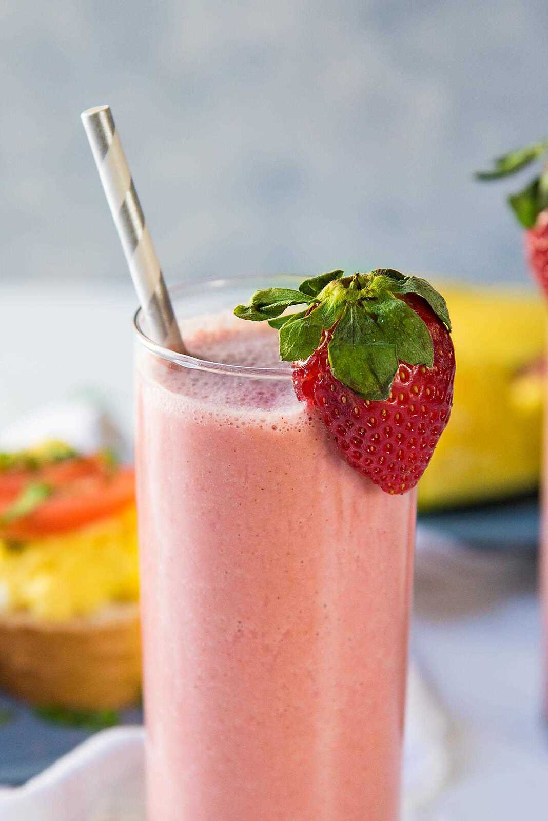 Green Tea Almond Strawberry Smoothie - a creamy almond and strawberry smoothie with Sencha tea (Green tea), that will keep you energized and full through to lunch!
