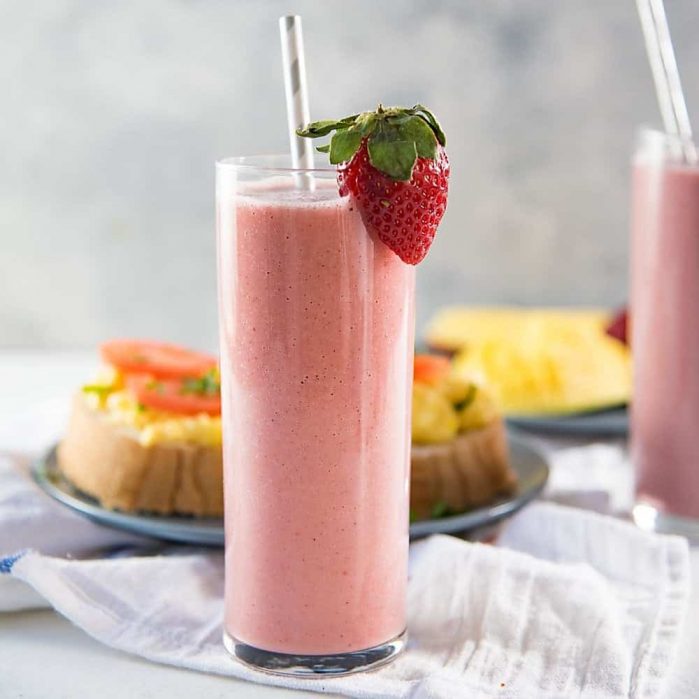 Green Tea Almond Strawberry Smoothie - a creamy almond and strawberry smoothie with Sencha tea (Green tea), that will keep you energized and full through to lunch!