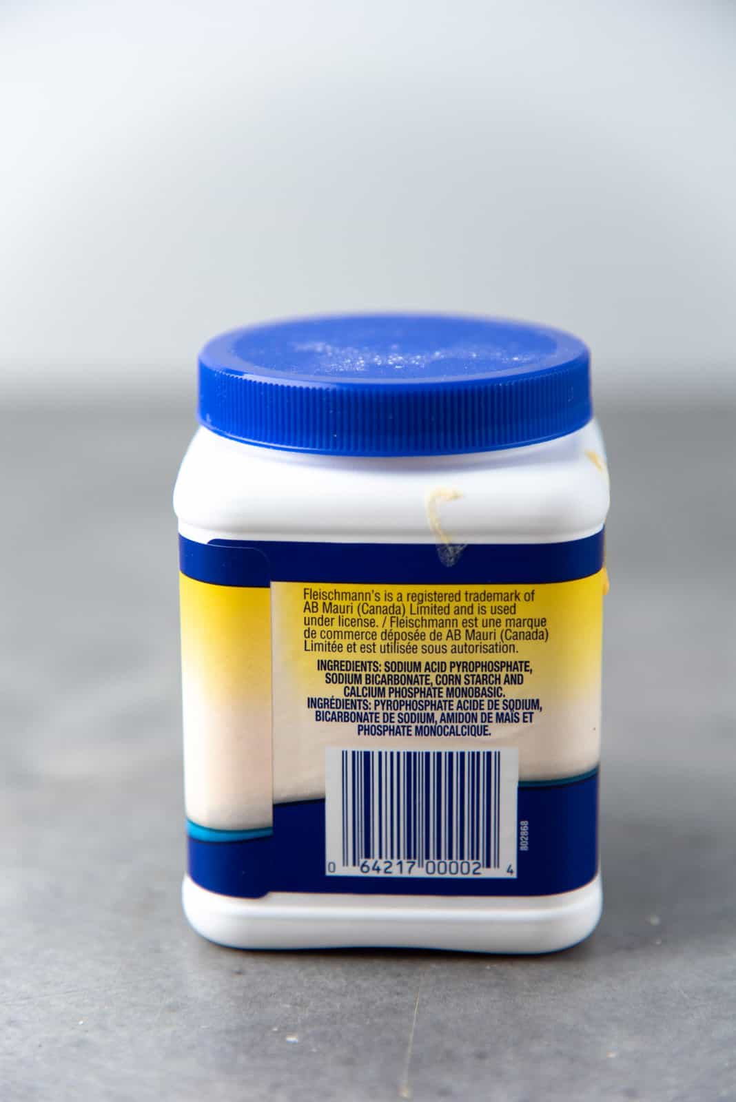 A close up of the ingredient list in fleischmann's baking powder.