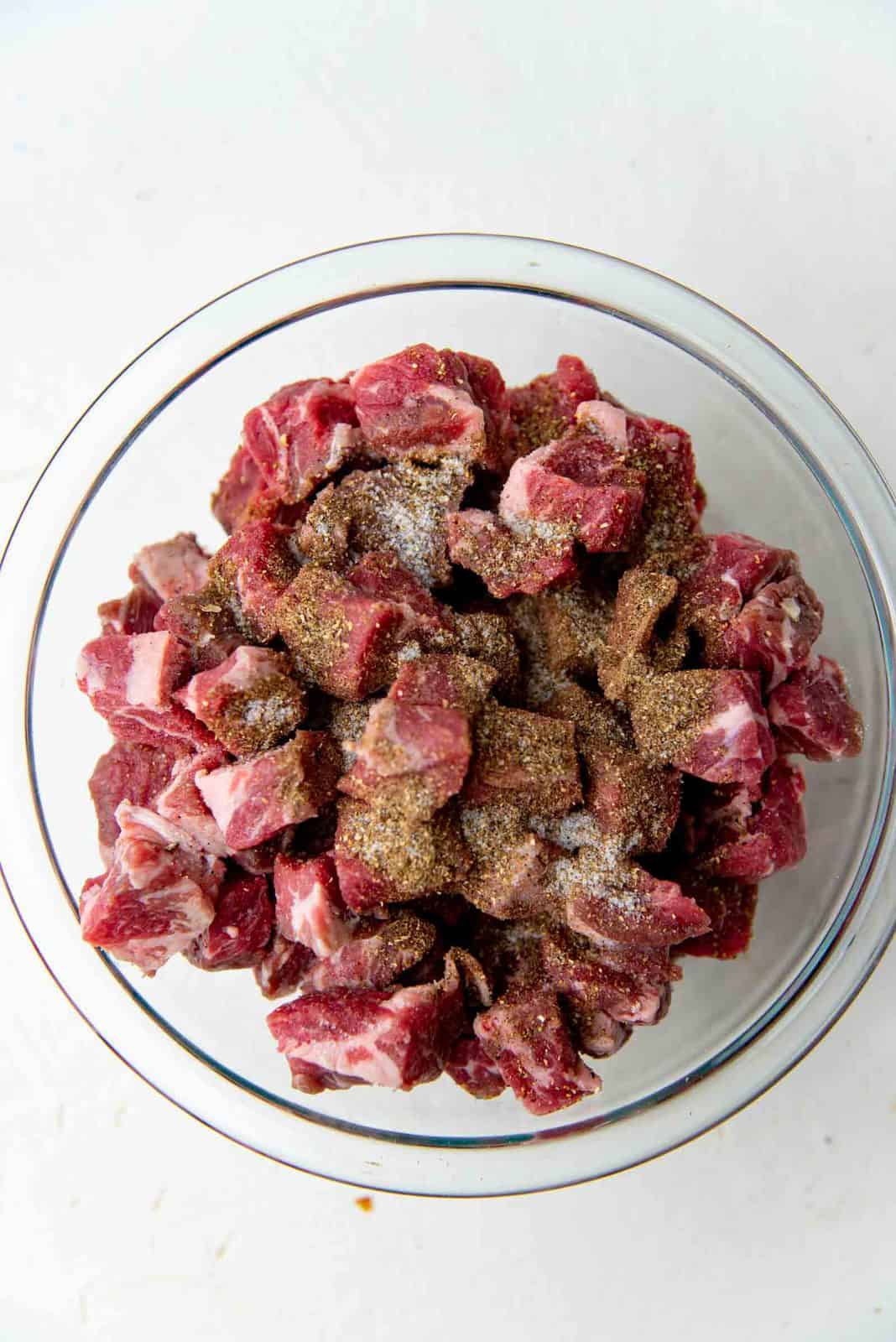 Beef pieces with the curry powder, to marinade
