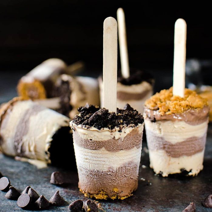  Cookie Butter and Chocolate Fudge Pops - Melt in your mouth creamy, smooth, sweet and salty Cookie Butter and Chocolate Fudge Pops, topped with crushed Oreos and Biscoff cookies!