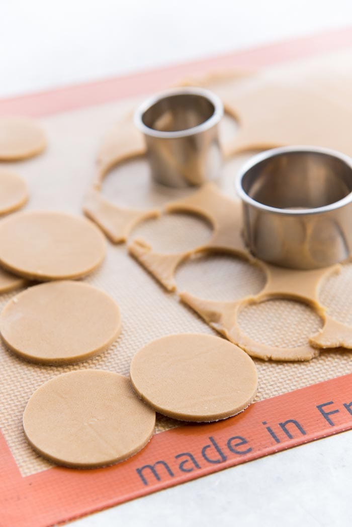 Making Craqueline for choux au craqueline - Cut the circles to fit the choux pastry