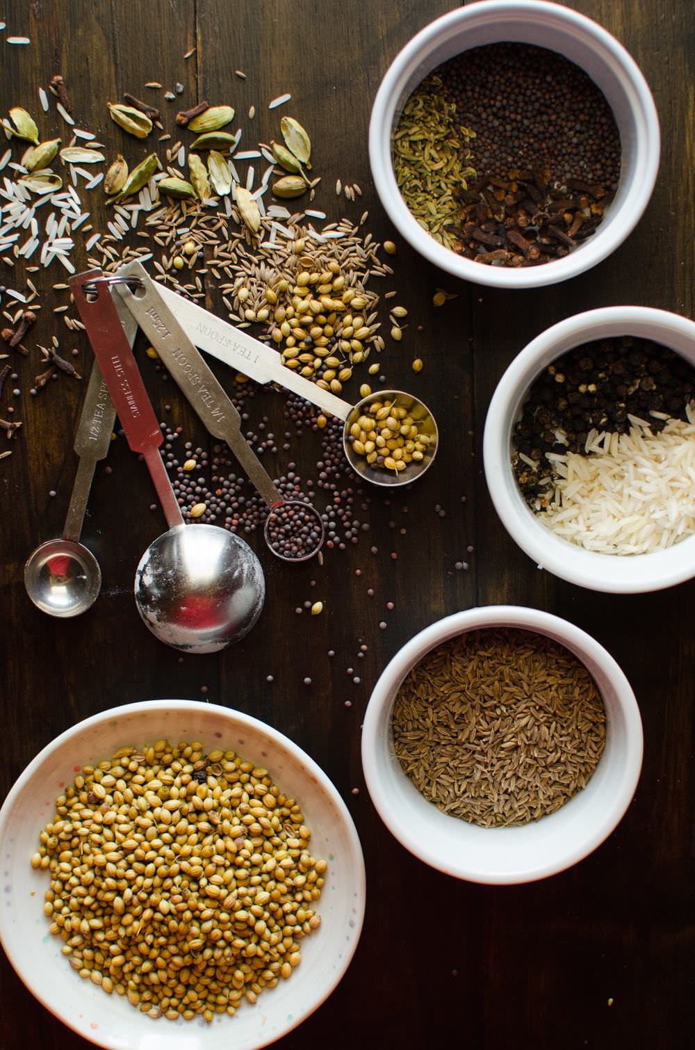 Sri Lankan Roasted Curry Powder - This roasted curry powder is deeply aromatic and has very robust and complex flavors. The ingredient ratios are easy to remember (4:3:2:1 and 3:2:1), so go ahead and make a big batch and use it any way you like to make flavorful curry dishes!