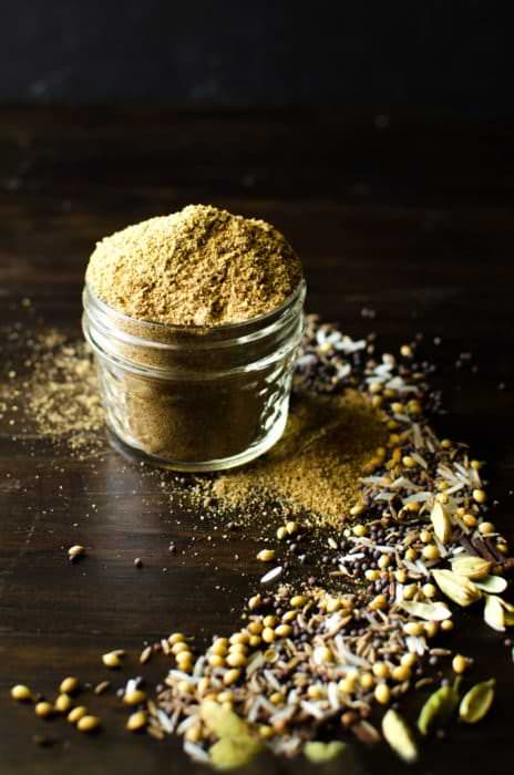 Sri Lankan Roasted Curry Powder - This roasted curry powder is deeply aromatic and has very robust and complex flavors. The ingredient ratios are easy to remember (4:3:2:1 and 3:2:1), so go ahead and make a big batch and use it any way you like to make flavorful curry dishes!